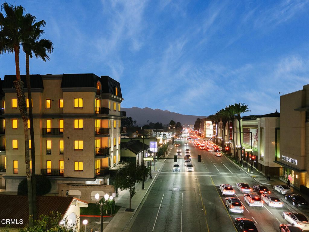 Image 15 of property listing at 124 W Colorado Street 301, Glendale, CA 91204