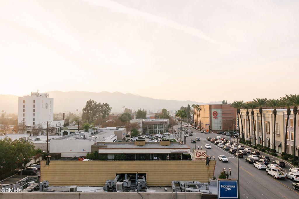 Image 19 of property listing at 124 W Colorado Street 301, Glendale, CA 91204