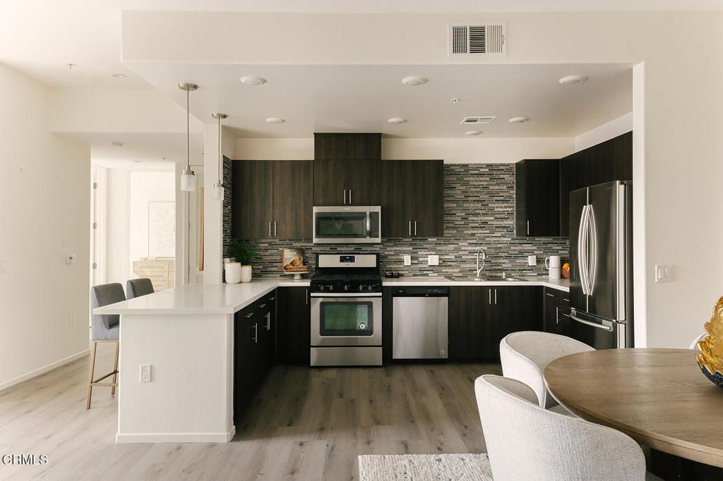 Image 27 of property listing at 124 W Colorado Street 301, Glendale, CA 91204