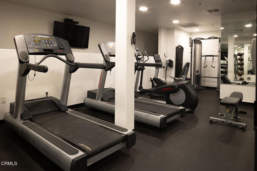 Image 9 of property listing at 124 W Colorado Street 301, Glendale, CA 91204