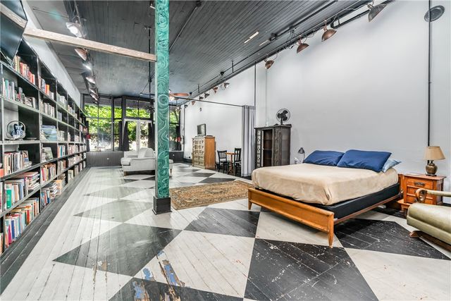 63 N Main Street, Eureka Springs, AR 72632