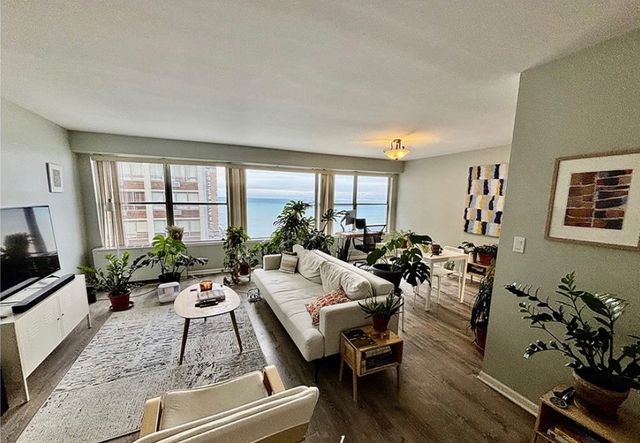 6157 N Sheridan Road 17E, Chicago, IL 60660