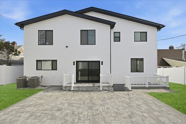 319 Blacksmith Road W, Levittown, NY 11756