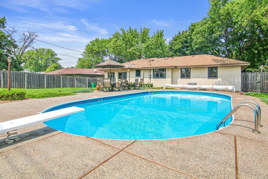 610 57th Avenue NE, Fridley, MN 55432