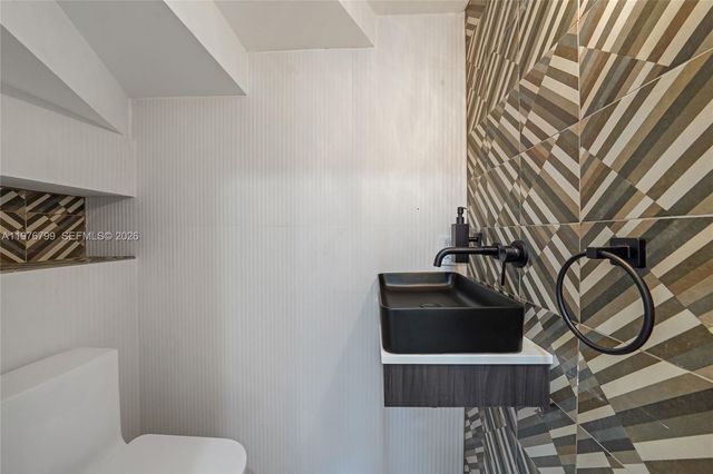 659 NE 73rd St, Miami, FL 33138