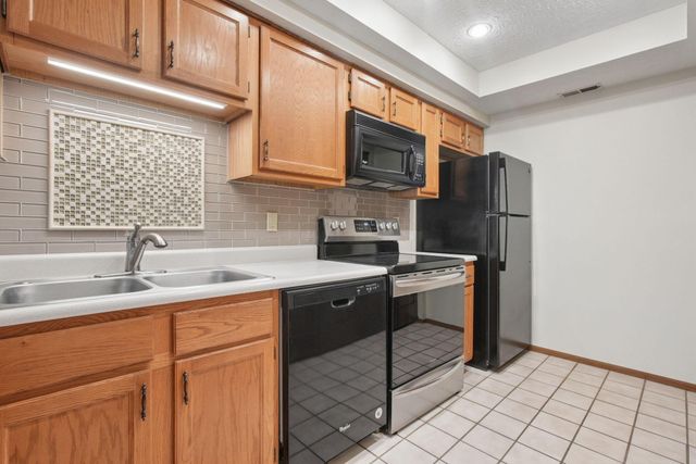 2395 Hooverside Lane, Grove City, OH 43123