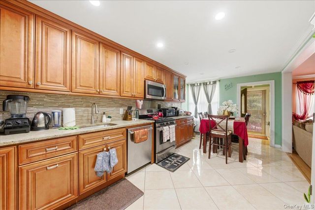 2752 Fish Avenue, Bronx, NY 10469