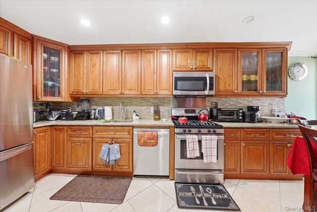 2752 Fish Avenue, Bronx, NY 10469