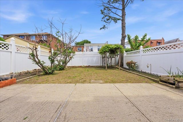 2752 Fish Avenue, Bronx, NY 10469