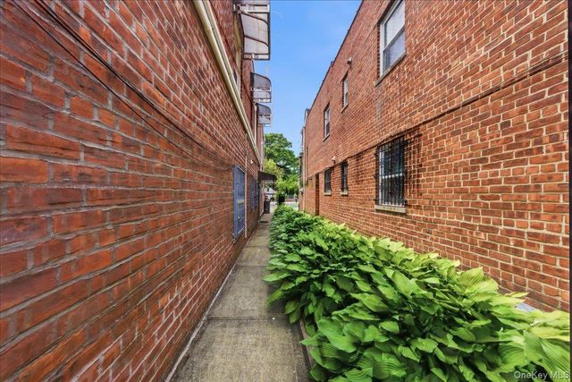 2752 Fish Avenue, Bronx, NY 10469