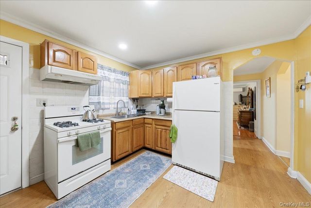 2752 Fish Avenue, Bronx, NY 10469