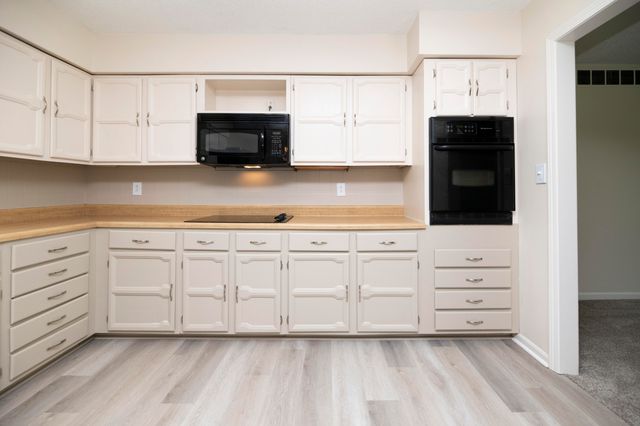 6303 S OLD VILLAGE RD, Columbia, MO 65203
