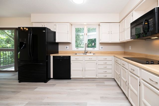 6303 S OLD VILLAGE RD, Columbia, MO 65203