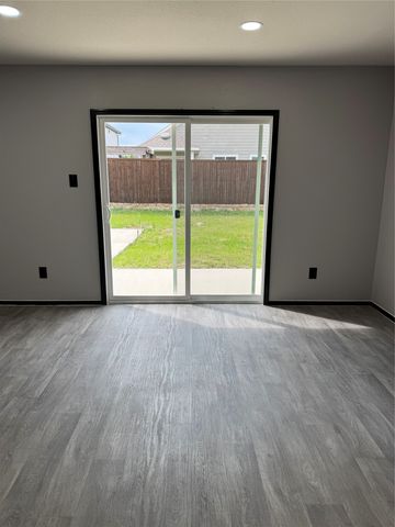 102 Rock Creek Lane, Terrell, TX 75160