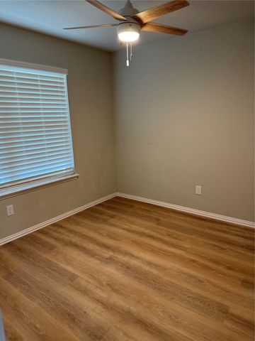 102 Rock Creek Lane, Terrell, TX 75160