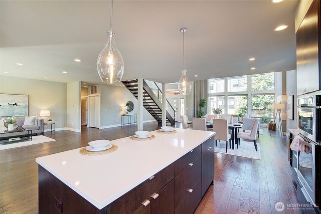 10010 Densmore Avenue N, Seattle, WA 98133