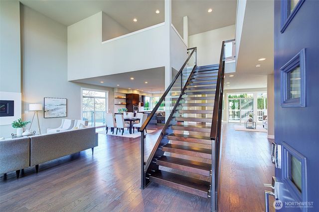 10010 Densmore Avenue N, Seattle, WA 98133