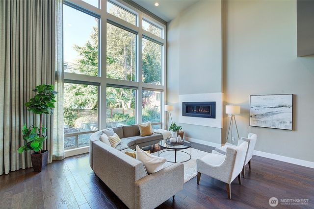 10010 Densmore Avenue N, Seattle, WA 98133