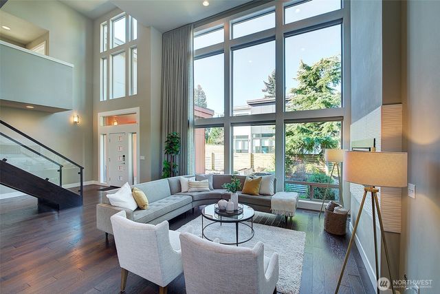 10010 Densmore Avenue N, Seattle, WA 98133