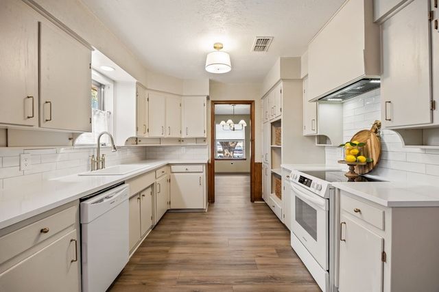 409 Circleview N, Hurst, TX 76054