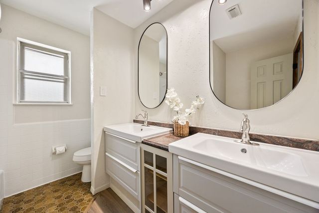 409 Circleview N, Hurst, TX 76054