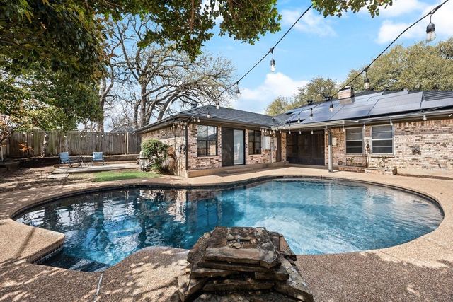 409 Circleview N, Hurst, TX 76054