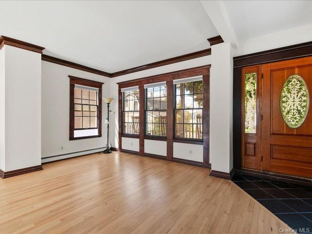 39 12th Avenue, Sea Cliff, NY 11579