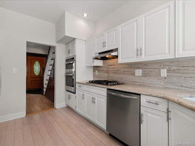 39 12th Avenue, Sea Cliff, NY 11579
