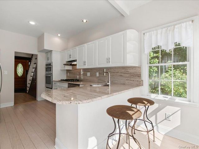 39 12th Avenue, Sea Cliff, NY 11579