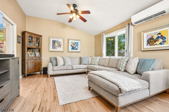 14 Wayland Dr, Verona Twp., NJ 07044