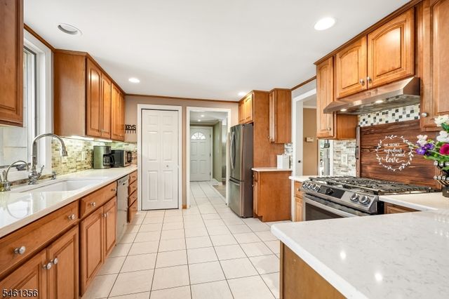 14 Wayland Dr, Verona Twp., NJ 07044
