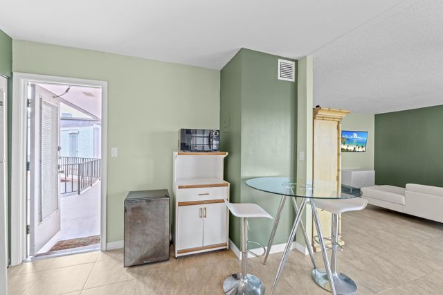 3 Greenway Village North N 209, Royal Palm Beach, FL 33411