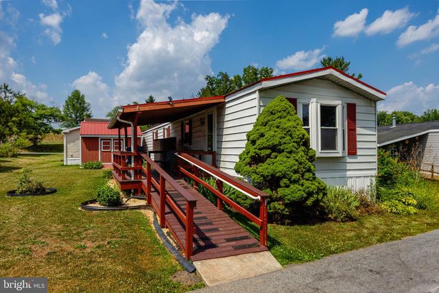 4 HEMLOCK ACRES CT, Manheim, PA 17545