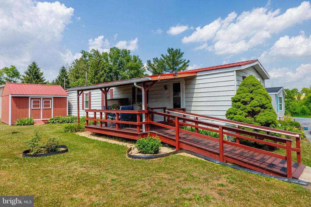 4 HEMLOCK ACRES CT, Manheim, PA 17545