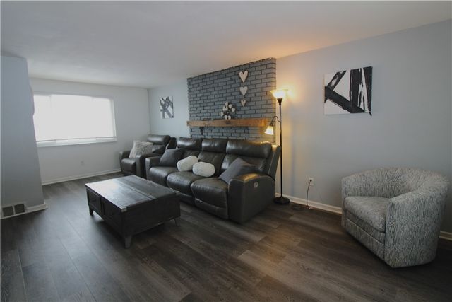 5877 Pleasant St, South Park, PA 15129