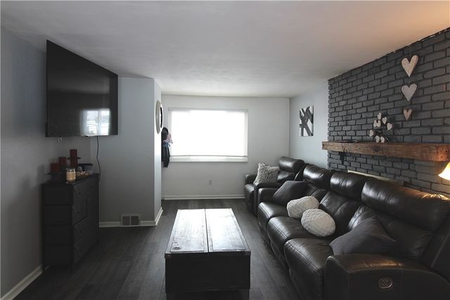 5877 Pleasant St, South Park, PA 15129