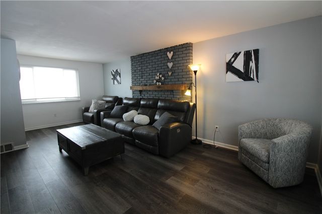 5877 Pleasant St, South Park, PA 15129