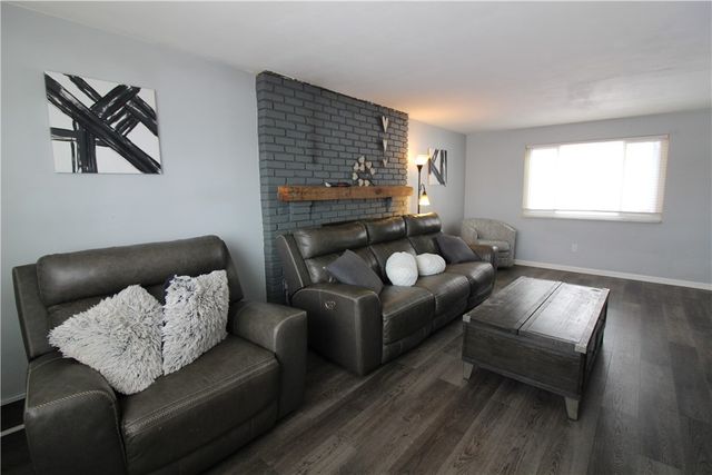 5877 Pleasant St, South Park, PA 15129