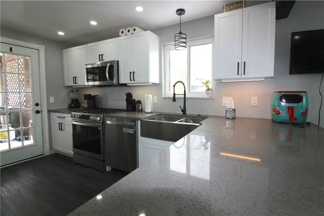 5877 Pleasant St, South Park, PA 15129