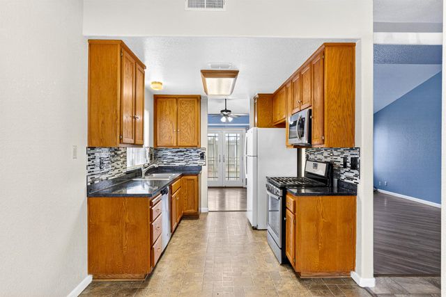 208 Shady Valley Ct, Rio Linda, CA 95673