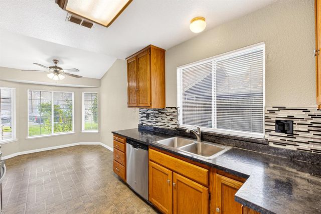 208 Shady Valley Ct, Rio Linda, CA 95673