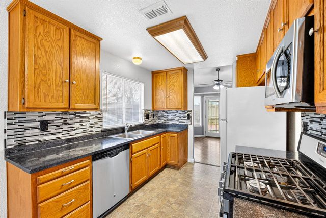 208 Shady Valley Ct, Rio Linda, CA 95673