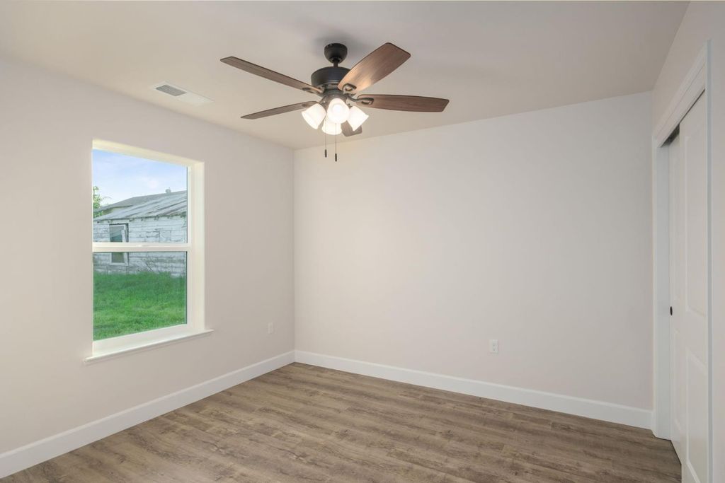 Image 17 of property listing at Address unavailable.