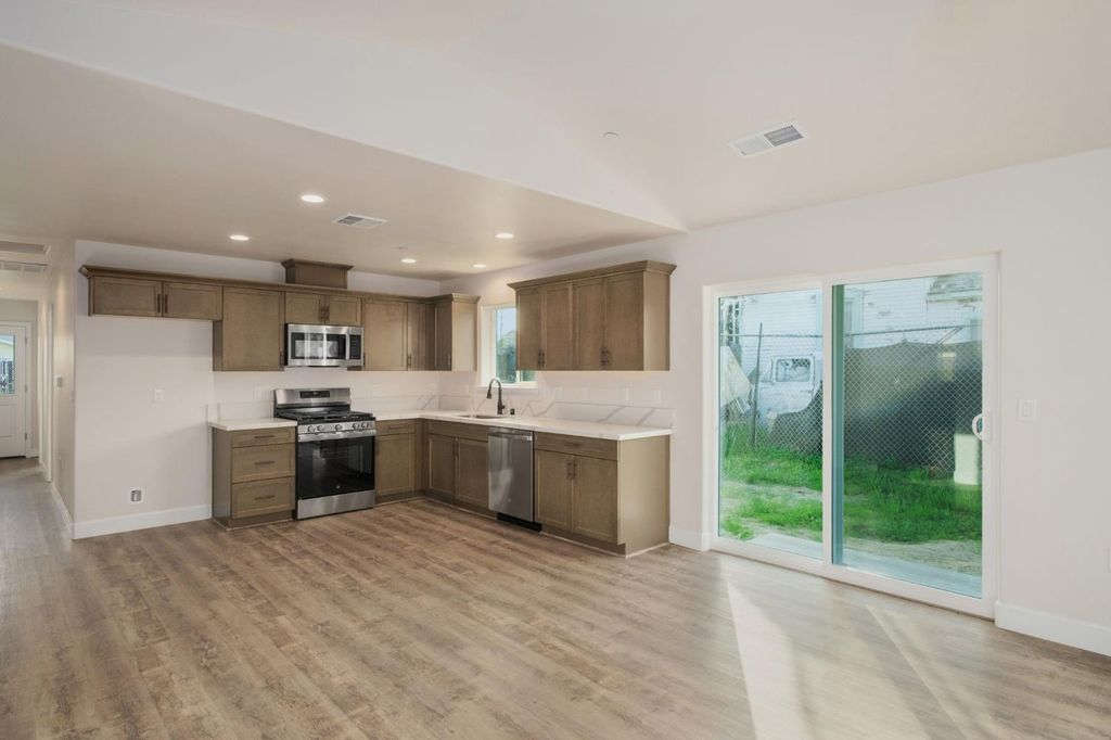 Image 5 of property listing at Address unavailable.