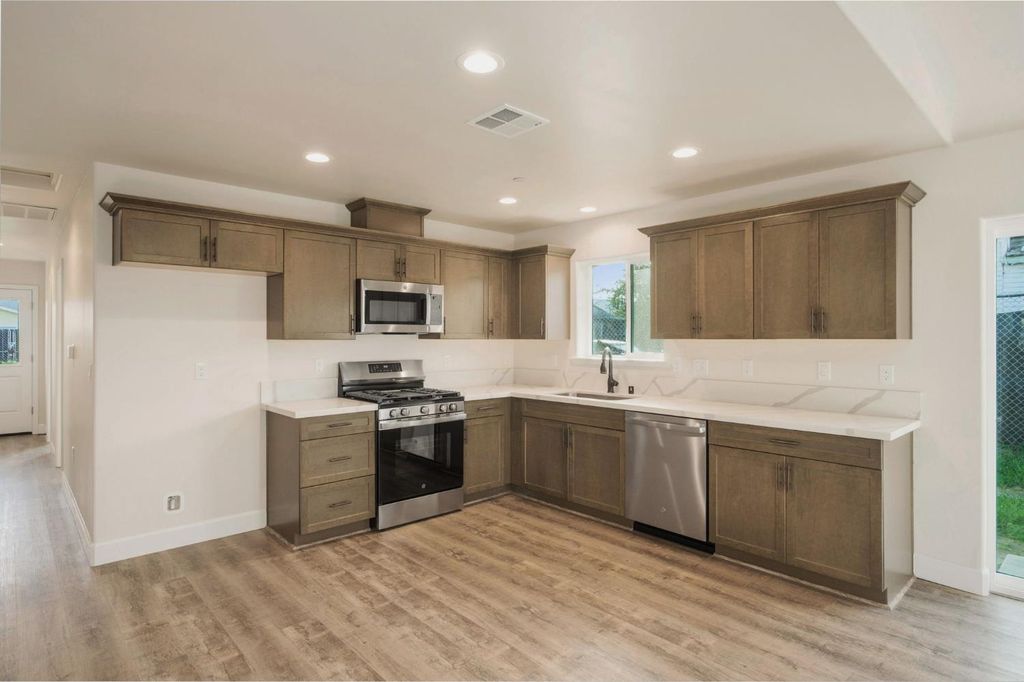 Image 6 of property listing at Address unavailable.