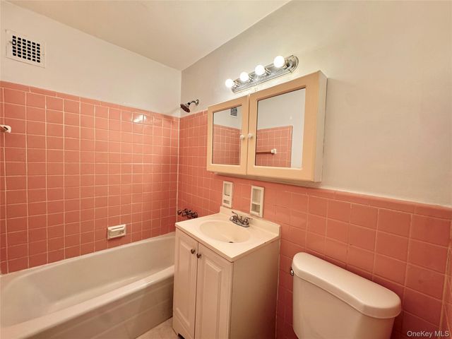 60-11 Broadway 6A, Woodside, NY 11377