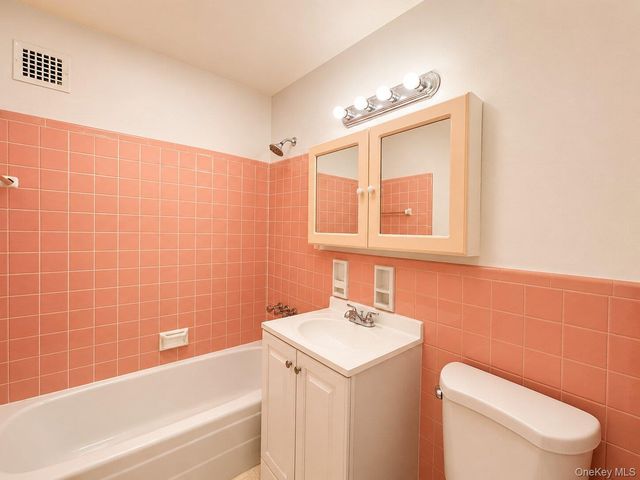 60-11 Broadway 6A, Woodside, NY 11377