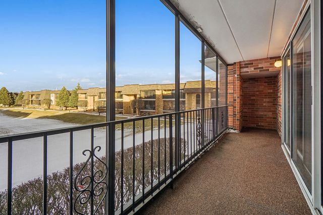 15725 Foxbend Court 1W, Orland Park, IL 60462