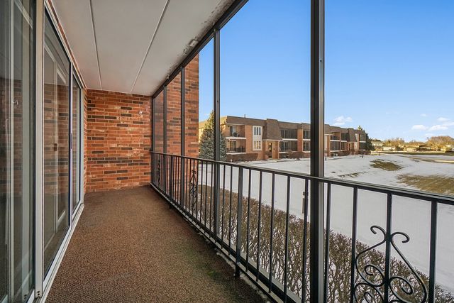 15725 Foxbend Court 1W, Orland Park, IL 60462