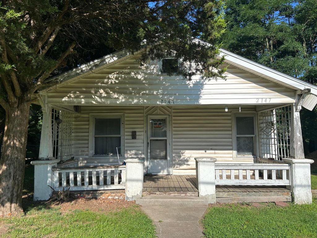 2147 North Travis Avenue, Springfield, MO 65803